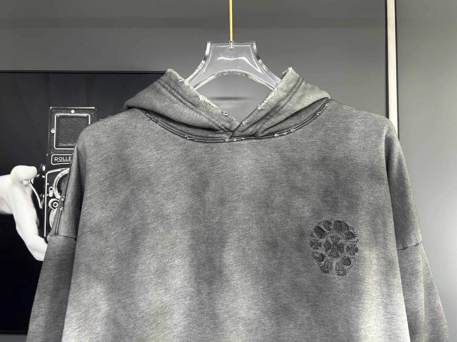 P310 𝗖𝗵𝗿𝗼𝗺𝗲 𝗛𝗲𝗮𝗿𝘁𝘀/Cro Heart 2025 Cross Patch Embroidery Summer New Original Single Counter American Acid Washed Distressed Laser Burnt Patch Embroidery Couple Casual Hooded Sweatshirt 👑The highest version! Customized fabric 440g tripe terry fabric! American acid-washed and distressed original fabric laser burnt ✟appliqué embroidery and exquisite embroidery of letters! The best-selling model at the counter. It is very comfortable to wear. It is low-key yet luxurious. It is very classy when worn. The large size and tailoring are needless to say. The upper body is exquisite and vivid. 👍High-end first-class materials. A truly palace-level product. The cotton from Turkey is of outstanding quality. After heavy washing, the clothes are very soft! Not picky, the upper body is absolutely stylish and extremely luxurious. Auxiliary materials: The original model has been authenticated and labeled ➕100% silk washed with water label. Genuine purchase-grade original hangtag➕matching hanging rope➕3D hanging beads➕original packaging bag. Craftsmanship: The original version has consistent wiring! The highest version of the armhole matching technique! Countless times of pattern making to 100% restore the original appearance! The correct version is the same for men and women, super eye-catching, super good-looking, and super atmospheric! Color: black, white and gray Size, XS S M L